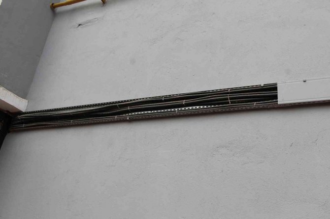 Hırsızlar girdikleri sitede doğal gaz kutusunu dahi çaldı