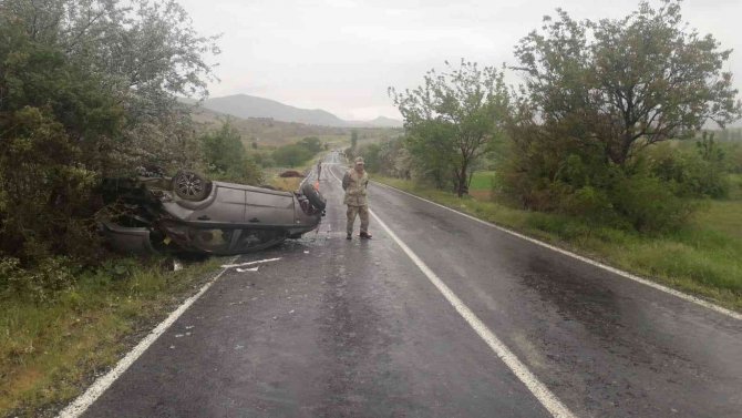 Kayganlaşan yolda kontrolden çıkan otomobil takla attı: 4 yaralı