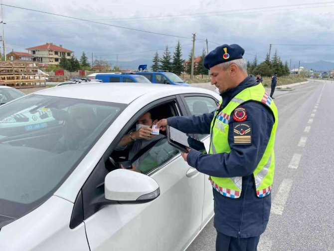 Kırmızı ışık ve hız ihlali yapan sürücüleri jandarma havadan tespit etti