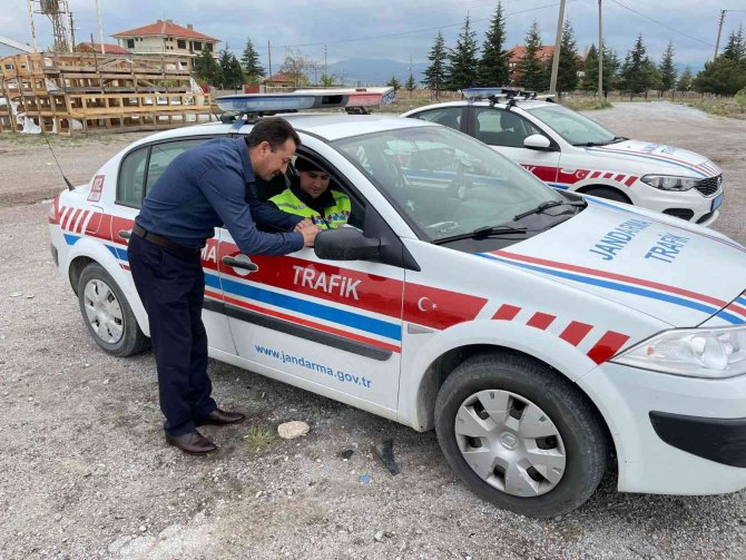 Kırmızı ışık ve hız ihlali yapan sürücüleri jandarma havadan tespit etti