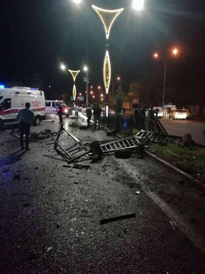 Kontrolden çıkan otomobil bariyerler çarptı: 2 ölü