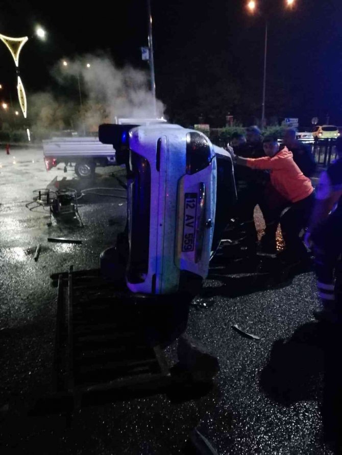 Kontrolden çıkan otomobil bariyerler çarptı: 2 ölü