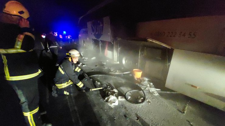 Lastiği patlayıp, yoluna devam eden yolcu otobüsünde yangın çıktı