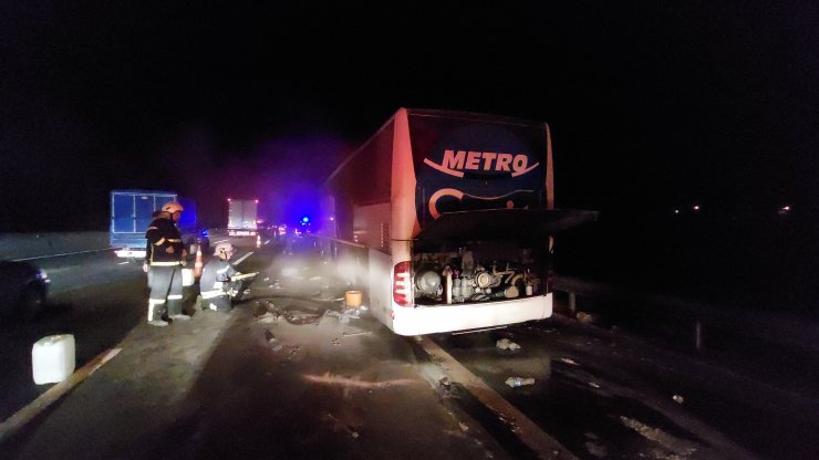 Lastiği patlayıp, yoluna devam eden yolcu otobüsünde yangın çıktı