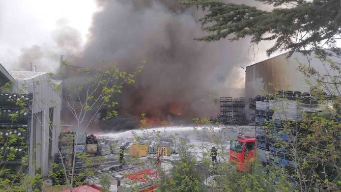 Lastik fabrikasında yangın