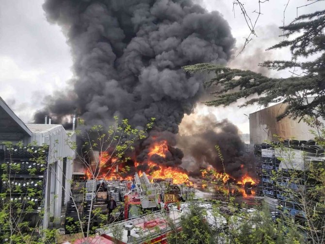Lastik fabrikasında yangın