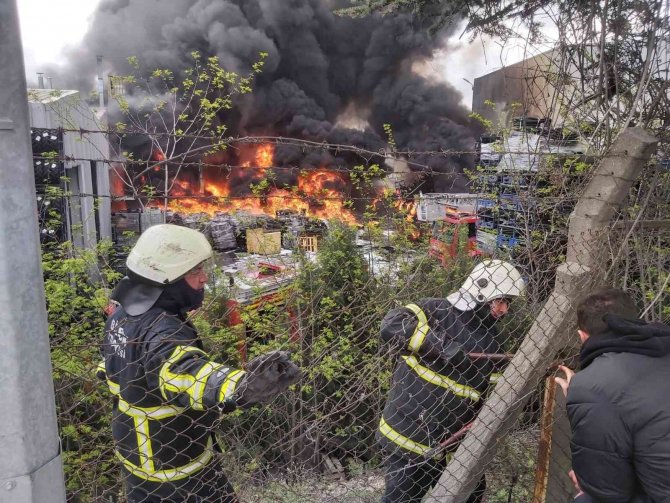 Lastik fabrikasında yangın