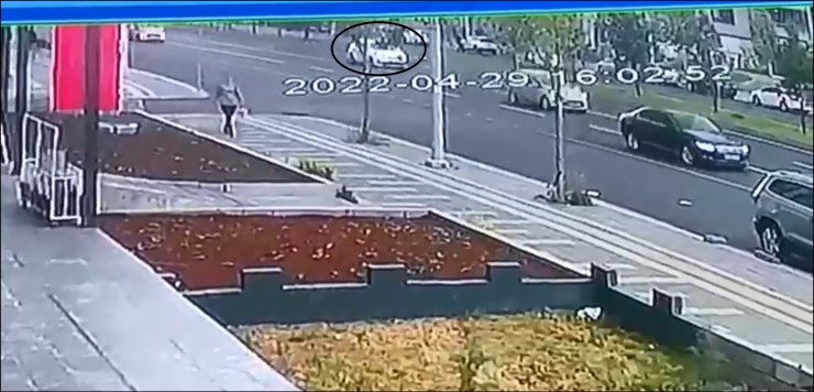 Otomobilin çarptığı kadın öldü; kaza anı kamerada