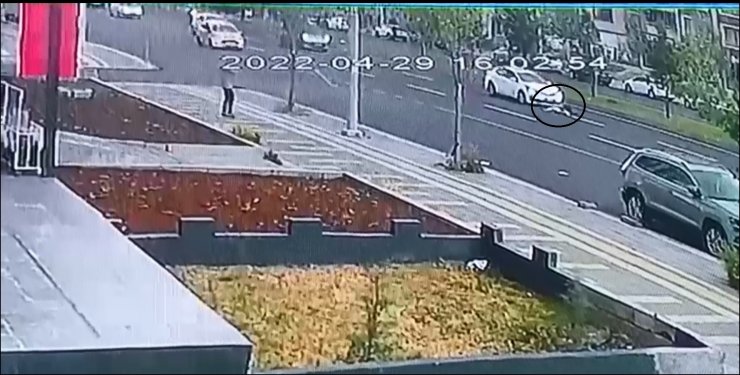 Otomobilin çarptığı kadın öldü; kaza anı kamerada