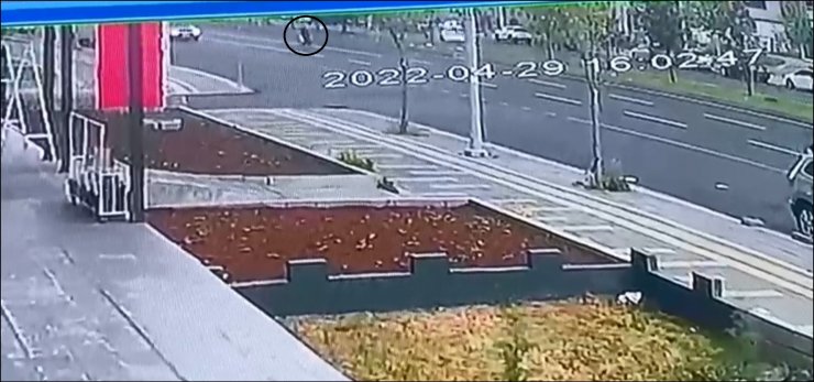 Otomobilin çarptığı kadın öldü; kaza anı kamerada