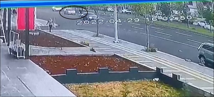 Otomobilin çarptığı kadın öldü; kaza anı kamerada