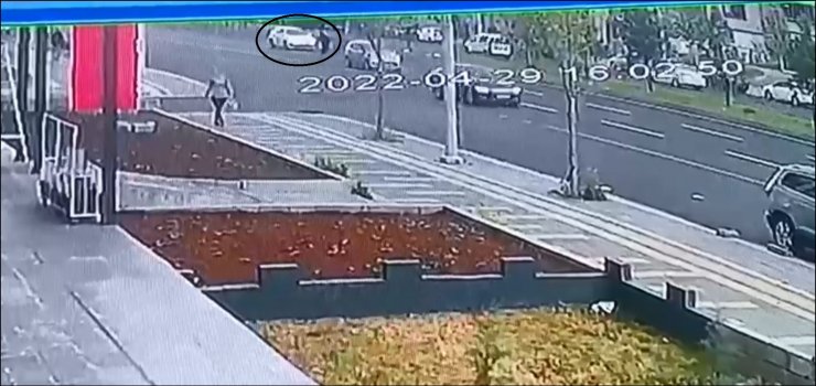 Otomobilin çarptığı kadın öldü; kaza anı kamerada