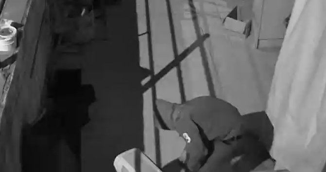 Rahat tavırlarıyla pes dedirten hırsız çaldığı malları sattığı yere ikinci kez gidince yakalandı