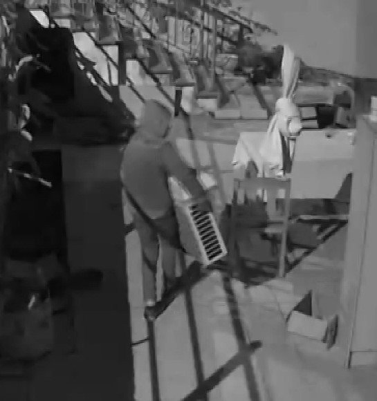 Rahat tavırlarıyla pes dedirten hırsız çaldığı malları sattığı yere ikinci kez gidince yakalandı