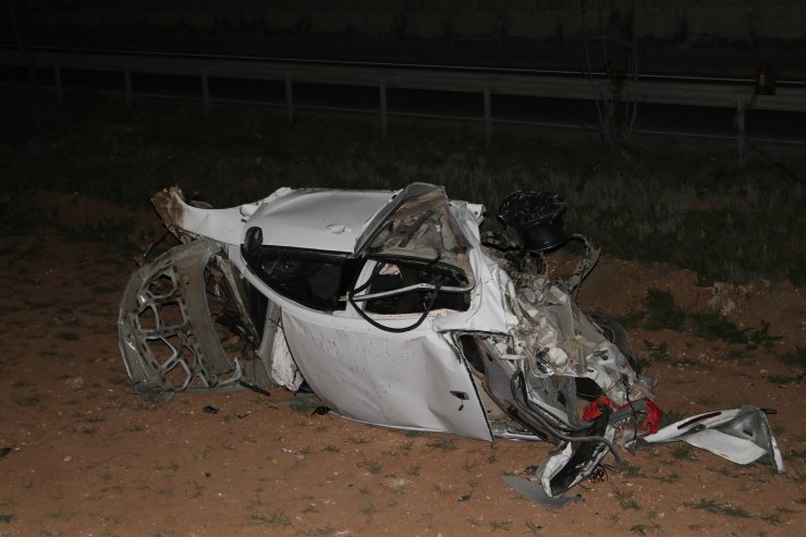 Şarampole devrilen otomobildeki 2 kişi öldü