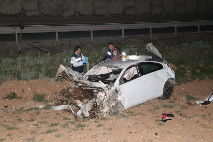 Şarampole devrilen otomobildeki 2 kişi öldü