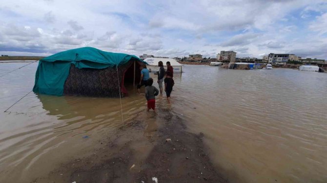 Sınırdaki mültecilerin çadırlarını sel suları bastı