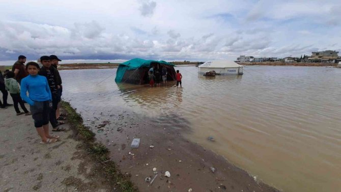Sınırdaki mültecilerin çadırlarını sel suları bastı