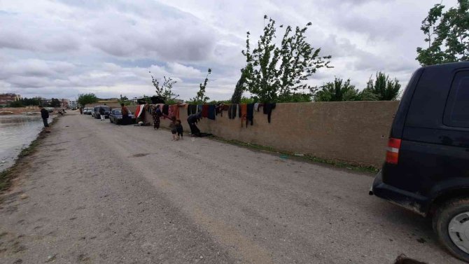 Sınırdaki mültecilerin çadırlarını sel suları bastı