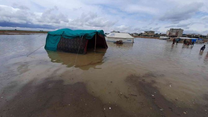 Sınırdaki mültecilerin çadırlarını sel suları bastı