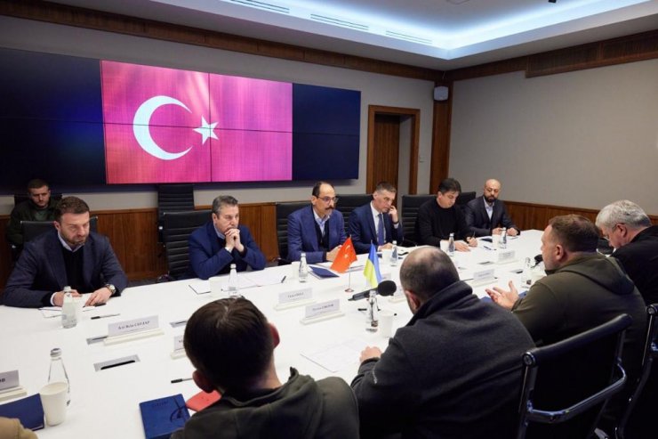 Sözcü Kalın, Ukrayna Devlet Başkanı Zelenski ile Kiev'de görüştü