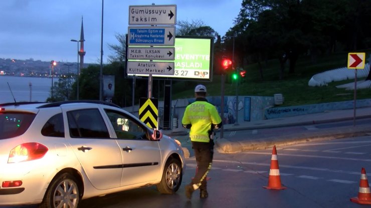 Taksim Meydanı'na çıkan yollar 1 Mayıs tedbirleri kapsamında kapatıldı
