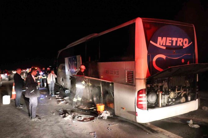 TEM’de lastiği patlayan yolcu otobüsünde yangın çıktı