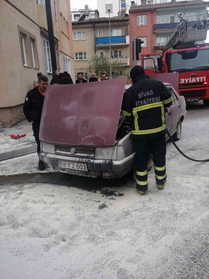Yanan otomobil paniğe neden oldu