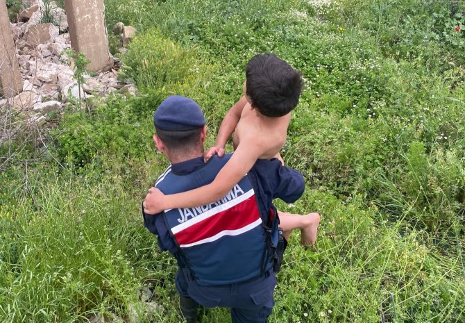 Yüzmek için girdiği gölde dallara tutunarak mahsur kalan çocuk kurtarıldı