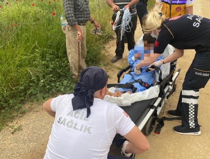 Yüzmek için girdiği gölde dallara tutunarak mahsur kalan çocuk kurtarıldı