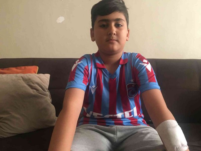 12 yaşındaki çocuğa okulda bıçaklı saldırı