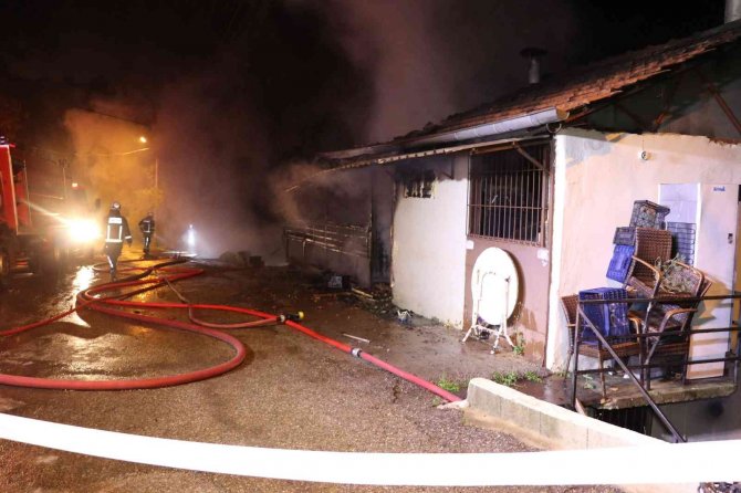 Alevlere teslim olan restoran küle döndü