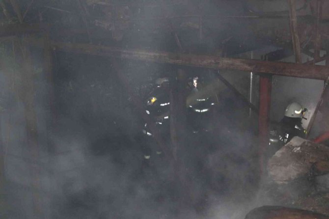 Alevlere teslim olan restoran küle döndü