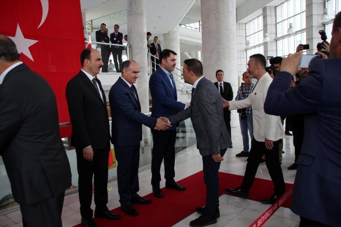 Bakan Kurum Konya'da çocukları sevindirdi, şehidin oğluyla özel olarak ilgilendi