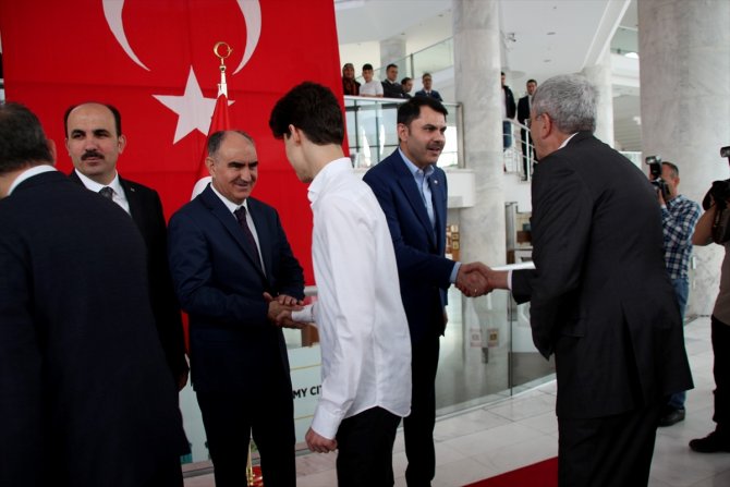 Bakan Kurum Konya'da çocukları sevindirdi, şehidin oğluyla özel olarak ilgilendi