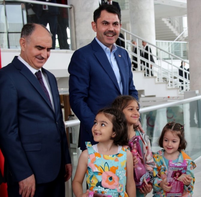 Bakan Kurum Konya'da çocukları sevindirdi, şehidin oğluyla özel olarak ilgilendi