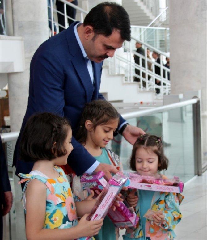 Bakan Kurum Konya'da çocukları sevindirdi, şehidin oğluyla özel olarak ilgilendi