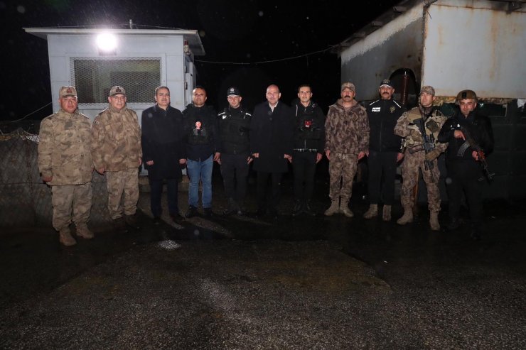 Bakan Soylu, Yüksekova'da güvenlik güçleriyle bayramlaştı