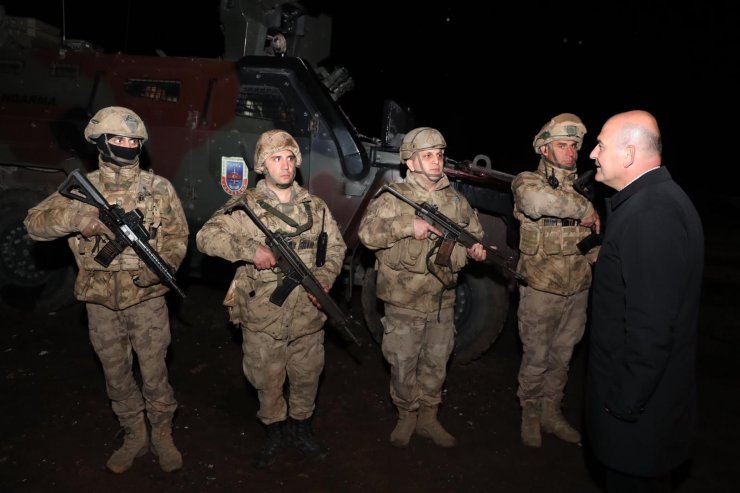 Bakan Soylu, Yüksekova'da güvenlik güçleriyle bayramlaştı