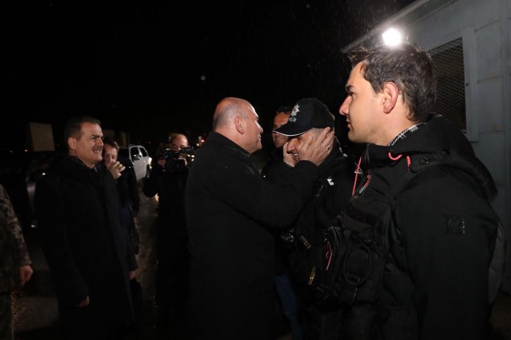 Bakan Soylu, Yüksekova'da güvenlik güçleriyle bayramlaştı