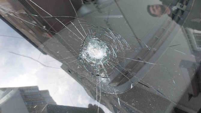 Bayram sabahı atılan maganda kurşunu aracın camına isabet etti