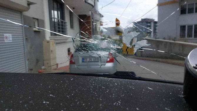 Bayram sabahı atılan maganda kurşunu aracın camına isabet etti