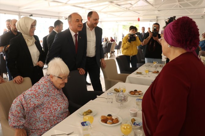 Huzurevi sakinleri 2,5 yıl aradan sonra ilk misafirlerini ağırladı