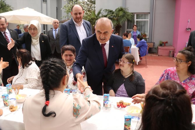 Huzurevi sakinleri 2,5 yıl aradan sonra ilk misafirlerini ağırladı