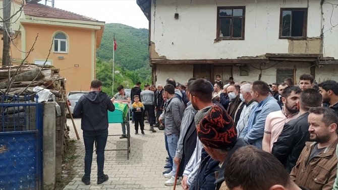 Eşini silahla öldürüp çocuğunu yaralayan zanlı tutuklandı