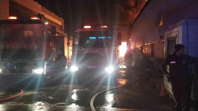 Geri dönüşüm fabrikasında büyük yangın