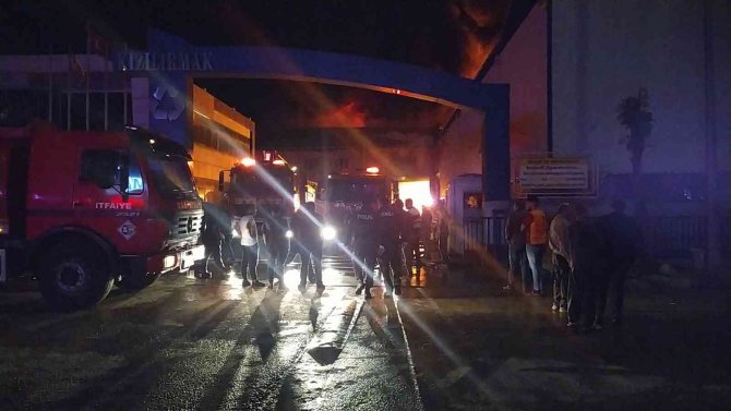 Geri dönüşüm fabrikasında büyük yangın