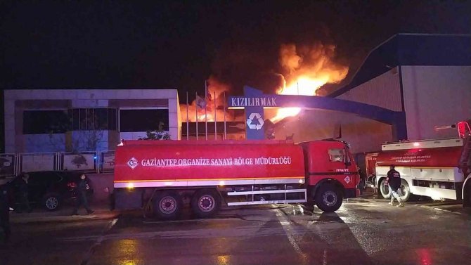 Geri dönüşüm fabrikasında büyük yangın