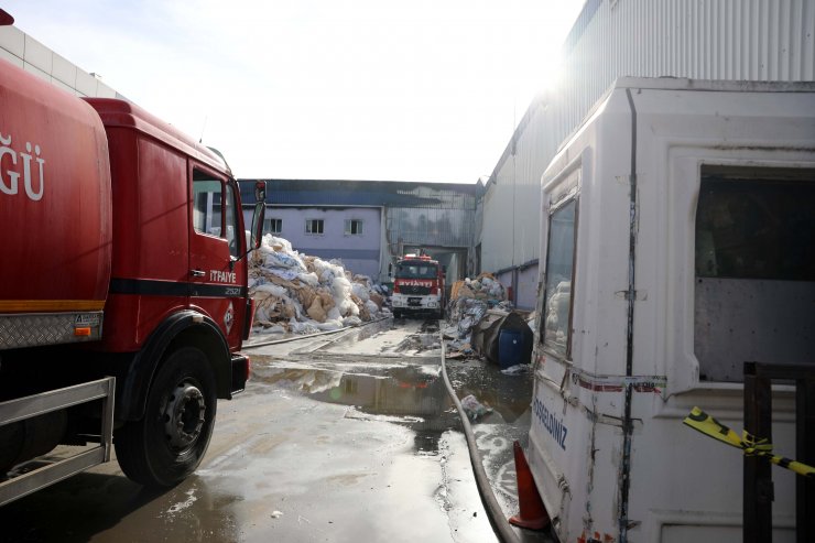 Geri dönüşüm fabrikasındaki yangın 7 saatte kontrol altında