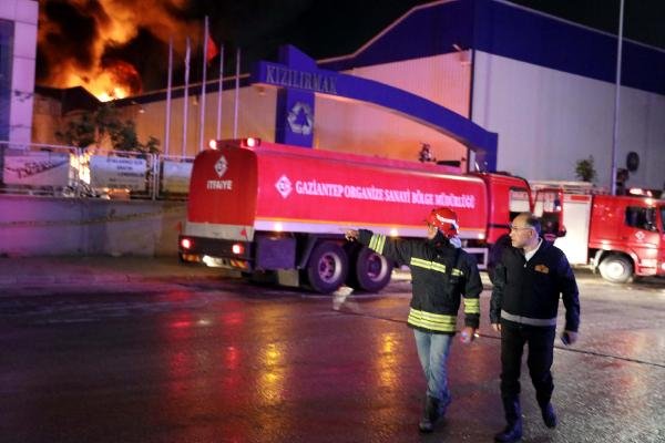 Geri dönüşüm fabrikasındaki yangın 7 saatte kontrol altında